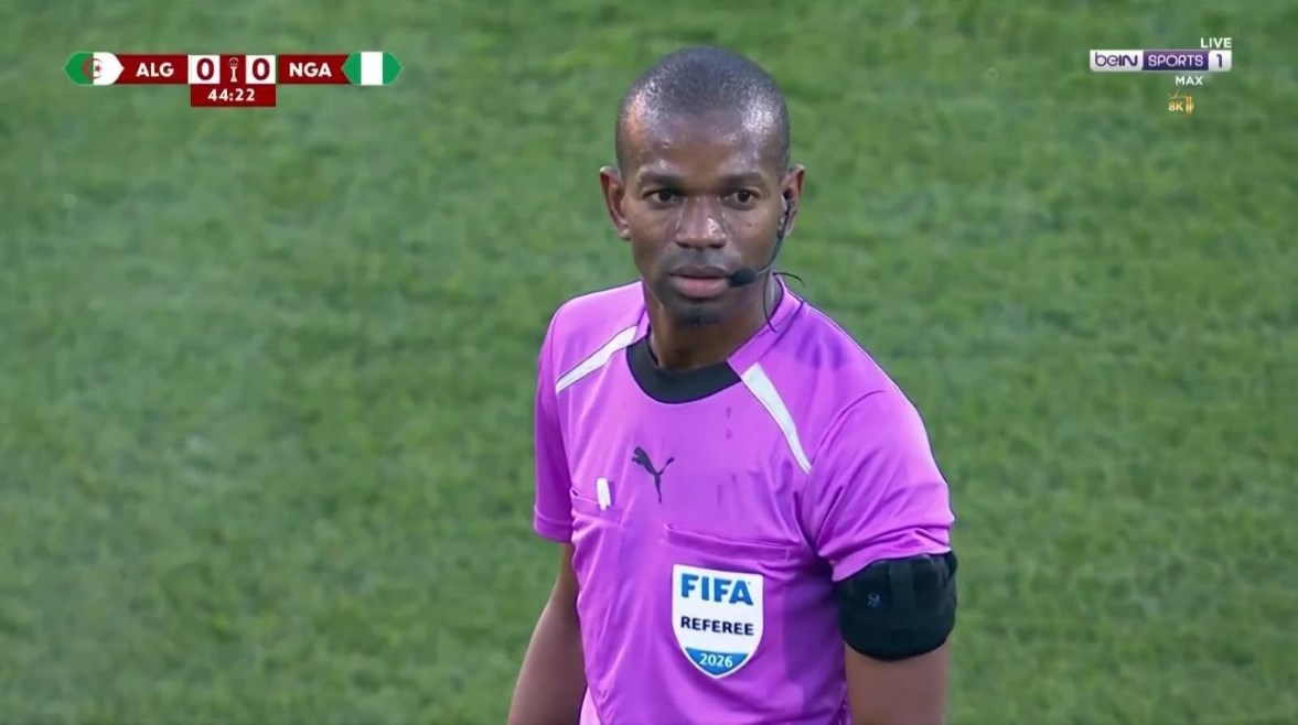 عيسى سي حكم مباراة الجزائر ونيجيريا