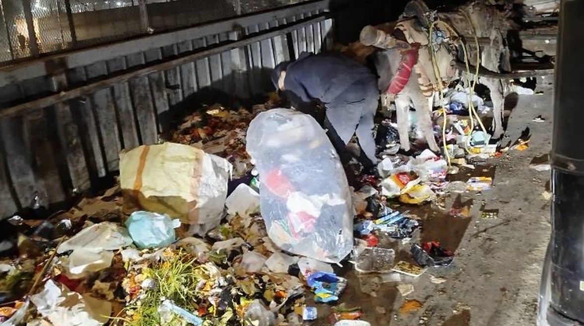 أزمة تراكم القمامة بكوبري النعام