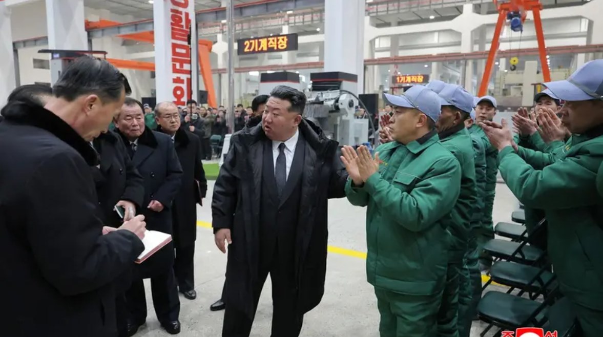 كيم جونج أون خلال تفقده أحد المصانع 