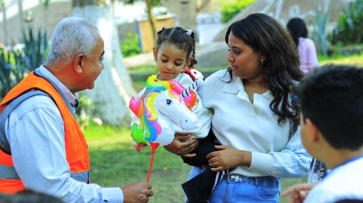 توزيع الهدايا على الاطفال بأسوان