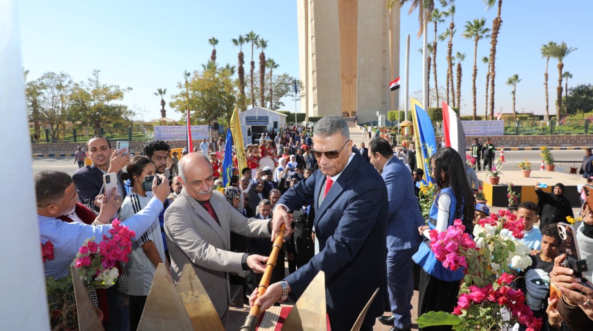 محافظ أسوان يوقد الشعلة 