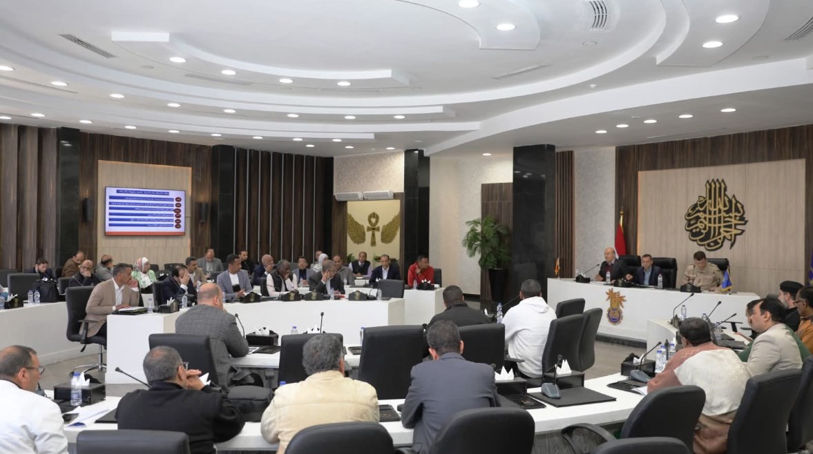 محافظ أسوان يناقش استعدادات تنفيذ التدريب العملي المشترك "صقر 163"