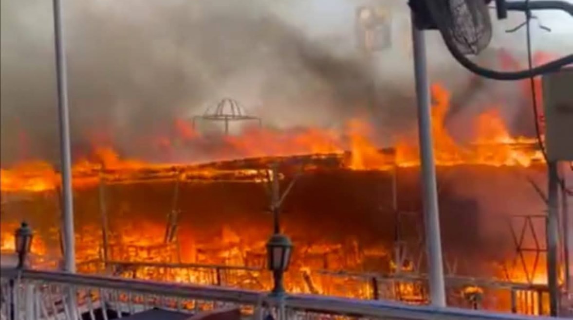 محافظ أسوان يتابع إجراءات السيطرة على حريق إندلع بعوامة تابعة لمطاعم  على كورنيش النيل