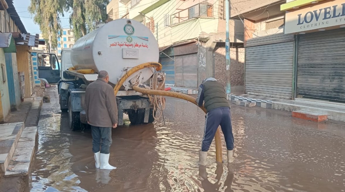 أثناء رفع مياه الأمطار 