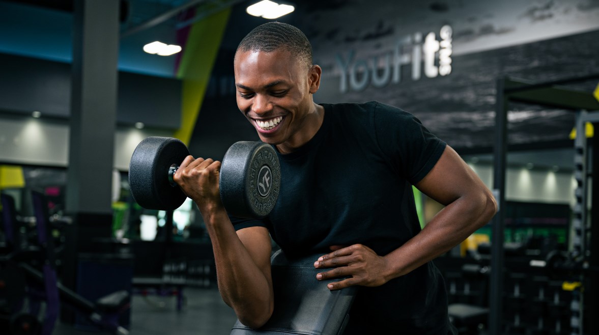 شخص يمارس تمارين لبناء العضلات