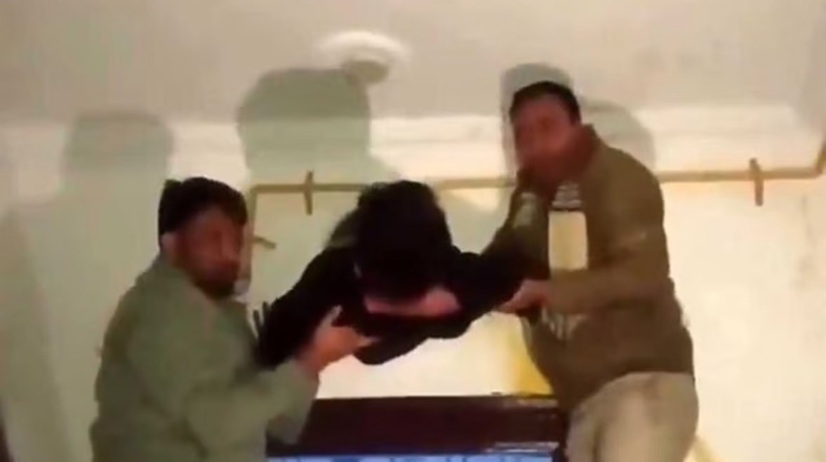 لص يعلق في شفاط منزل أثناء محاولة سرقه منزل