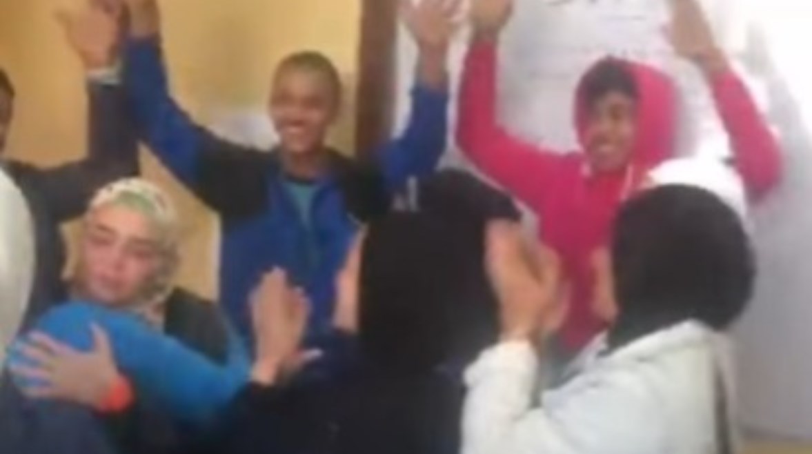 طلاب من ذوي الهمم يحتفلون بمعلمة بالمدرسة