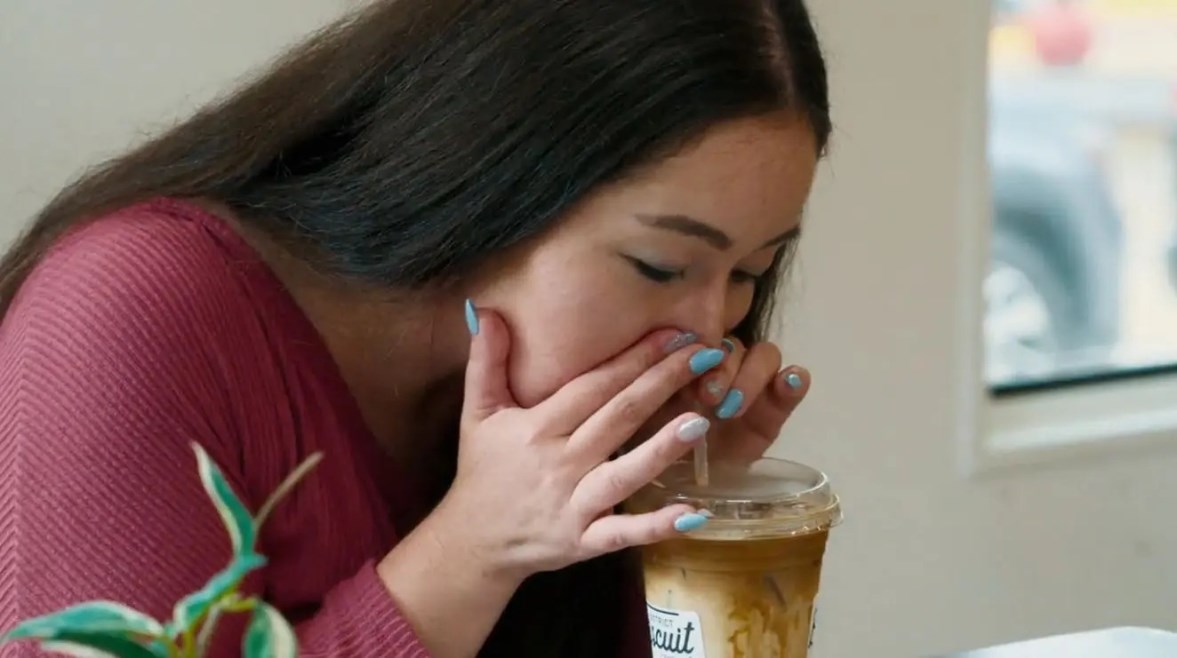 شابة تستنشق الطعام من أنفها