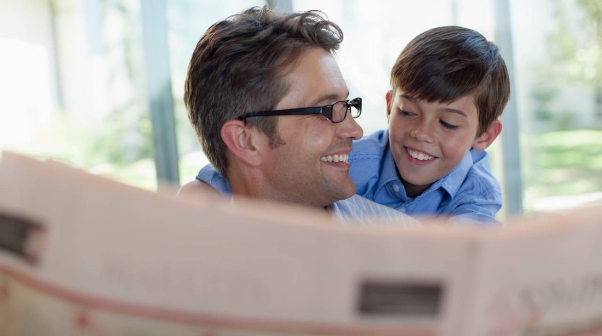 تشجيع طفل على القراءة الصحف