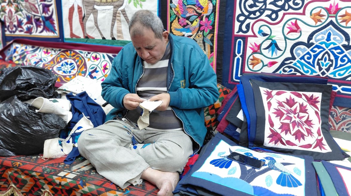 عم حسن صانع الشغل اليدوي 