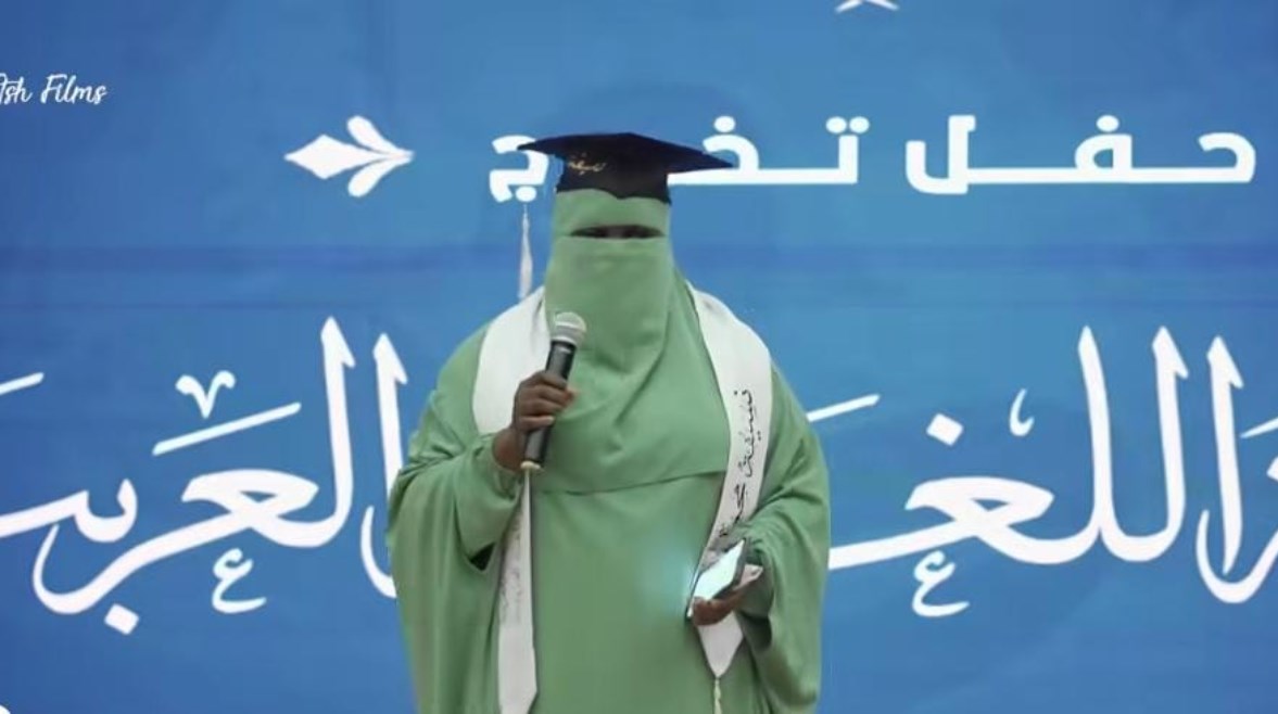 الخريجة الأوغندية نسيفة محمد 