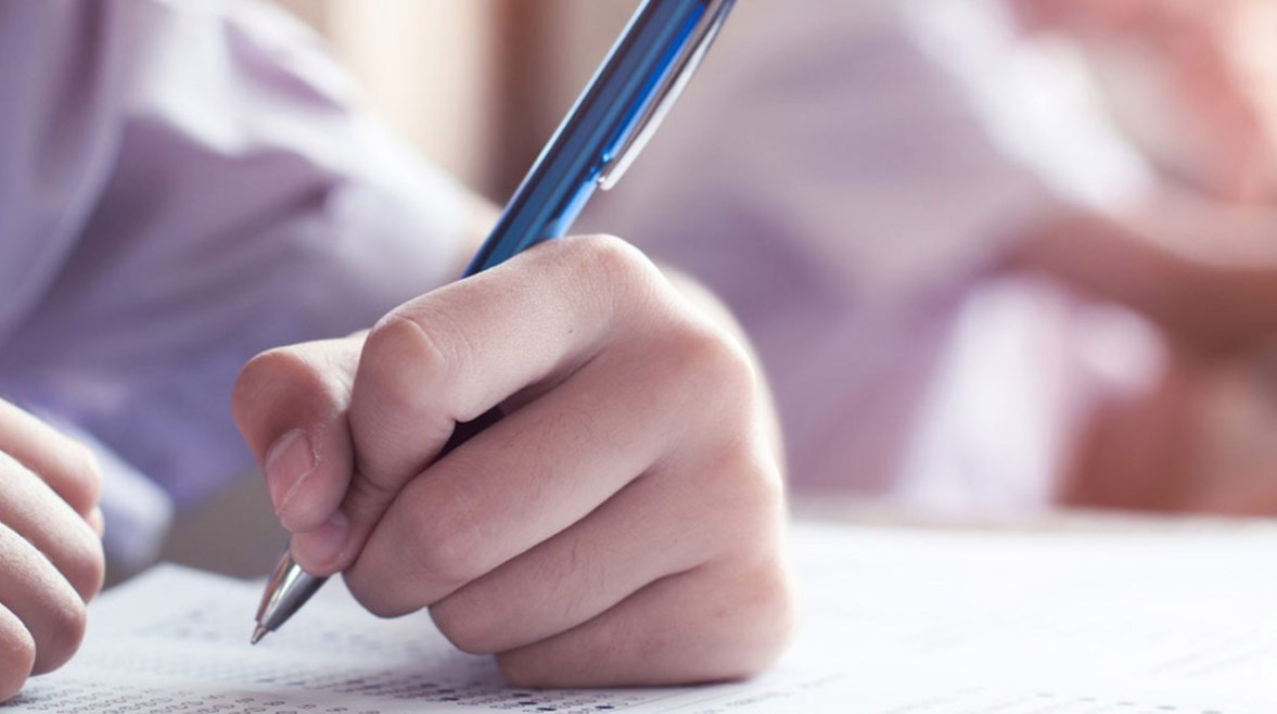 خضوع الطلاب للامتحانات - أرشيفية