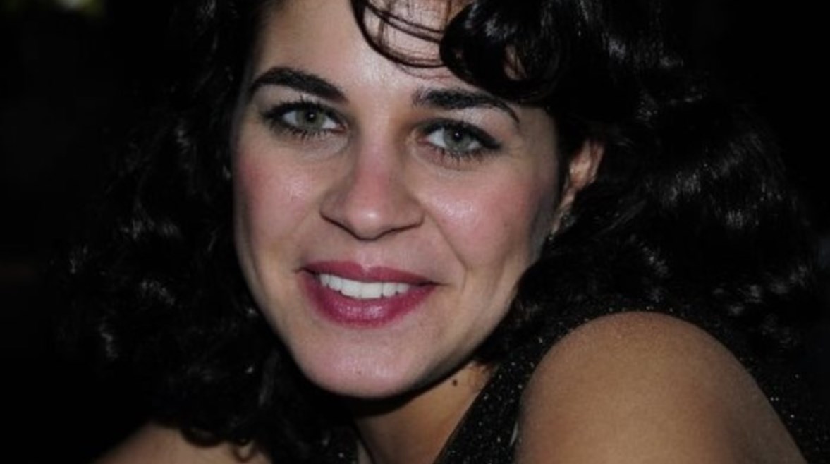 الفنانة منى هلا