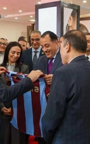 قميص صلاح في طرابزون هدية لمصطفى مدبولي