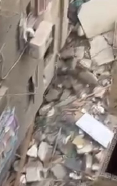 جانب من انهيار عقار حدائق القبة