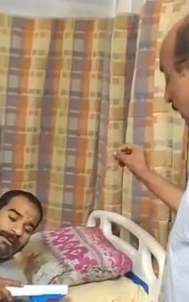 شركة النظافة تعد عامل بورسعيد المبتور قدمه بطرف صناعي ووظيفة إدارية