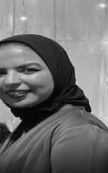 المضيفة المصرية عزة 