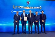 محمد شمروخ، الرئيس التنفيذي للجهاز القومي لتنظيم الاتصالات يتسلم الجائزة