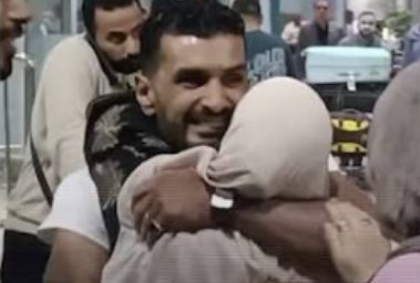 أحد البحارة المصريين في حضن حار مع والدته