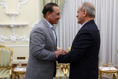 الرئيس الإيراني مسعود بزشكيان يلتقي قائد الجيش الباكستاني عاصم منير