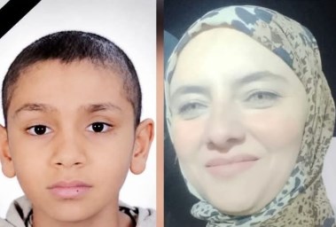 الطفل ياسين ووالدته 