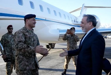 وزير الخارجية الإيراني عباس عراقجي وقائد الجيش الباكستاني عاصم منير