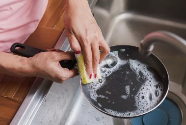 أدوات منزلية تستخدمها النساء يومياً تُضر بصحتها