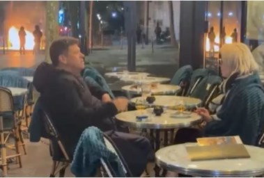 زوجان يواصلان احتساء مشروباتهما وسط النيران في باريس