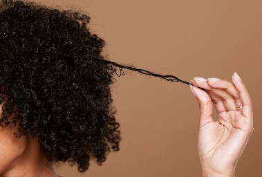 زيوت طبيعية تساعد على تطويل الشعر