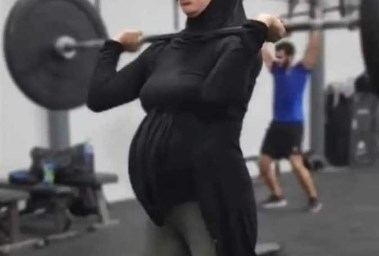 سيدة حامل ترفع الأثقال 