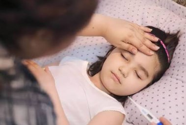علاج الحمى عند الأطفال