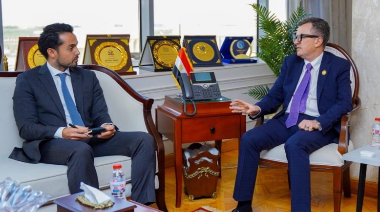 وزير التخطيط والتنمية الاقتصادية، أحمد رستم، رئيس القطاع الحكومي لمنطقة الشرق الأوسط وشمال أفريقيا بشركة “لينكد إن”، فراس أبو حمزة