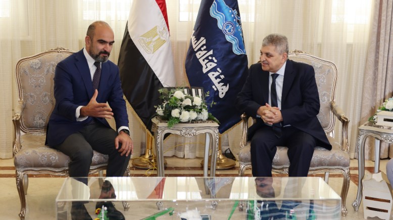 الفريق أسامة ربيع، رئيس هيئة قناة السويس، وأماديو بيرون، المدير الإقليمي لشركة "DEME"