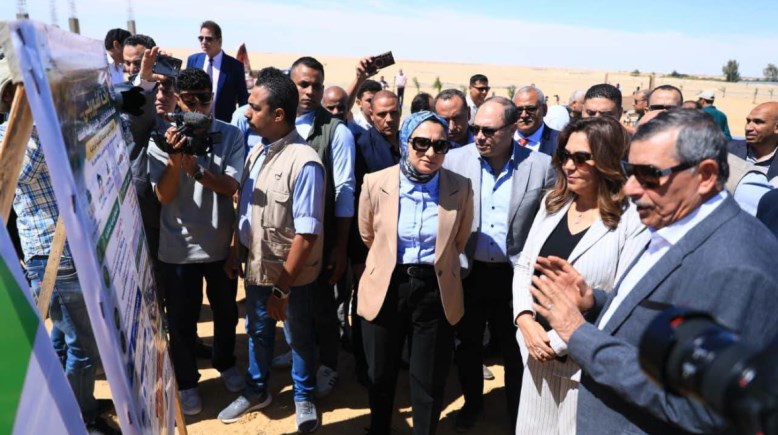 وزيرة التنمية المحلية والبيئة منال عوض ومحافظ الوادي الجديد 