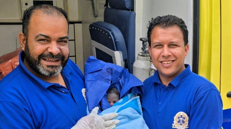 طاقم اسعاف يساعد سيدة علي الولادة بالتجمع
