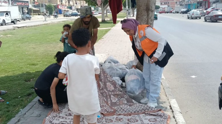 إنقاذ أسرة بالشارع في الإسماعيلية 