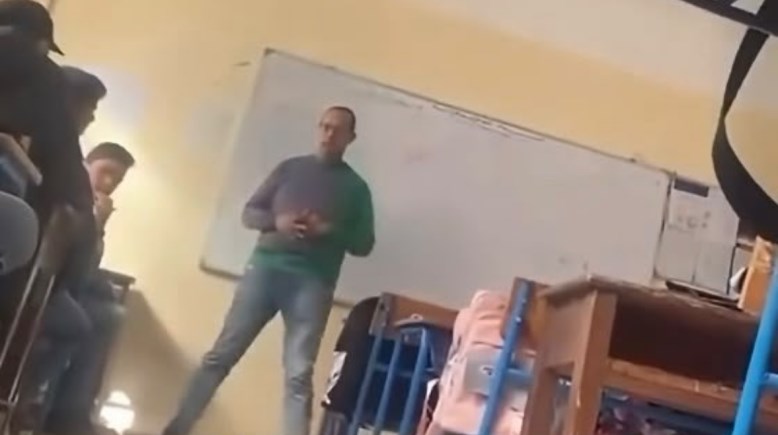 معلم يردد ألفاظ خادشة للحياء للطلاب