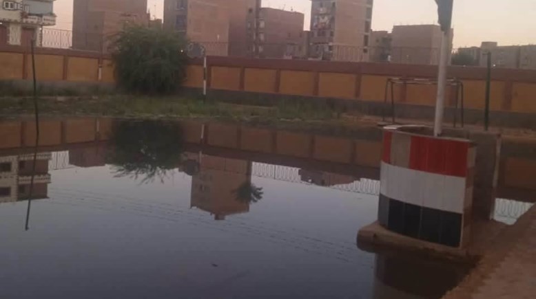 مياه الصرف الصحي تغرق فناء المدرسة 