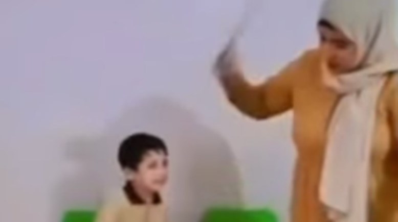 واقعة اعتداء سيدة على تلميذ داخل مركز تعليمي