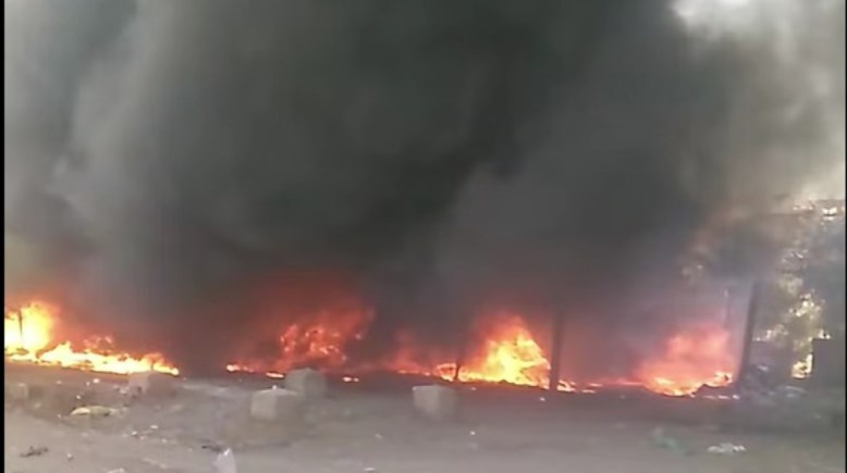 إخماد حريق مكبس كراتين بقرية منسافيس في أبو قرقاص 