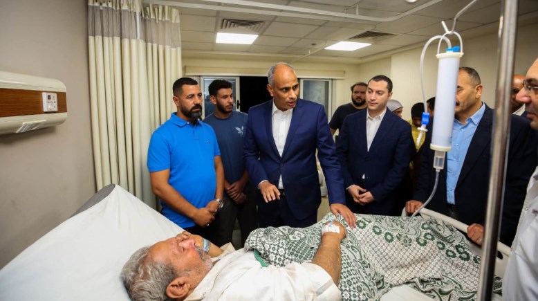 محافظ كفرالشيخ خلال الاطمئنان علي المصابين 