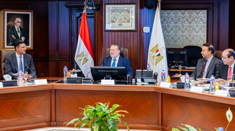 محافظ البنك المركزي المصري، حسن عبد الله، ووزير الصناعة، المهندس خالد هاشم
