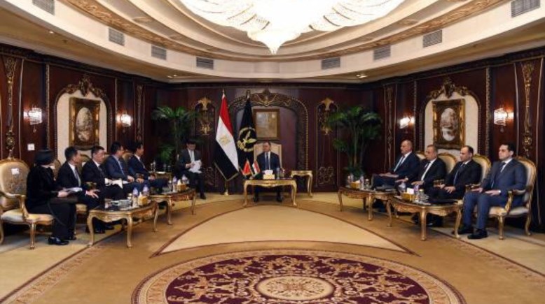 وزير الداخلية يستقبل نائب وزير الأمن العام الصيني 