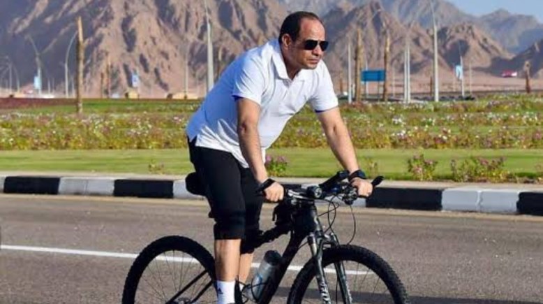 الرئيس السيسي يقود دراجة