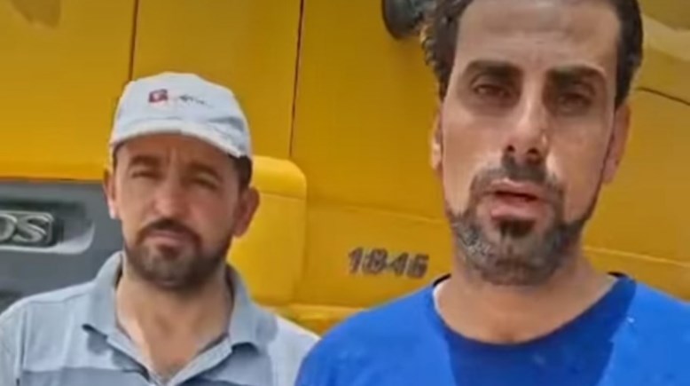 سائقان من العالقين في السودان