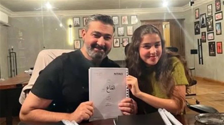  ياسر جلال مع الفنانة الشابة توانا الجوهري
