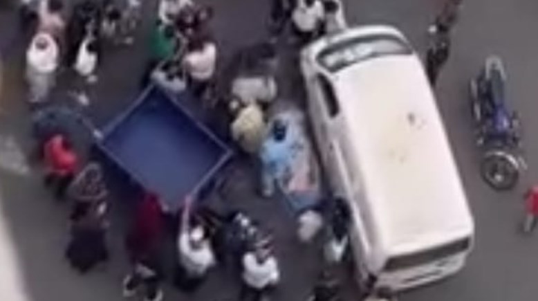 مصرع شخص في انقلاب تروسيكل إثر تصادمه بميكروباص أمام المدرسة الزخرفية ببورسعيد
