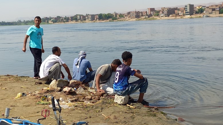 الأهالي على نهر النيل بقنا  تصوير أسماء عطا 