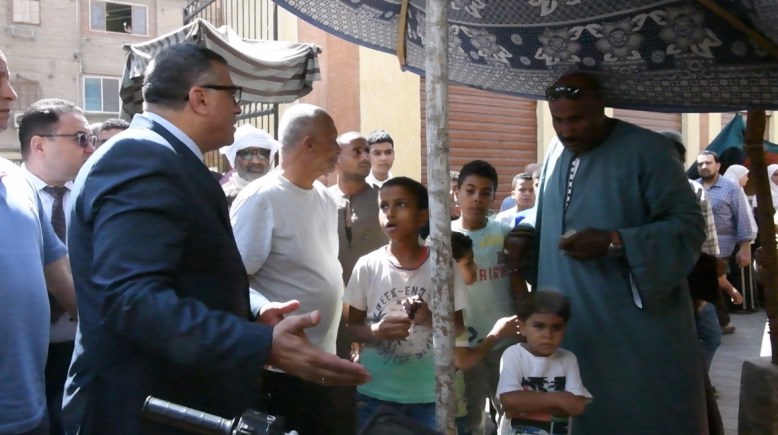 محافظ قنا داخل السوق الحضاري 