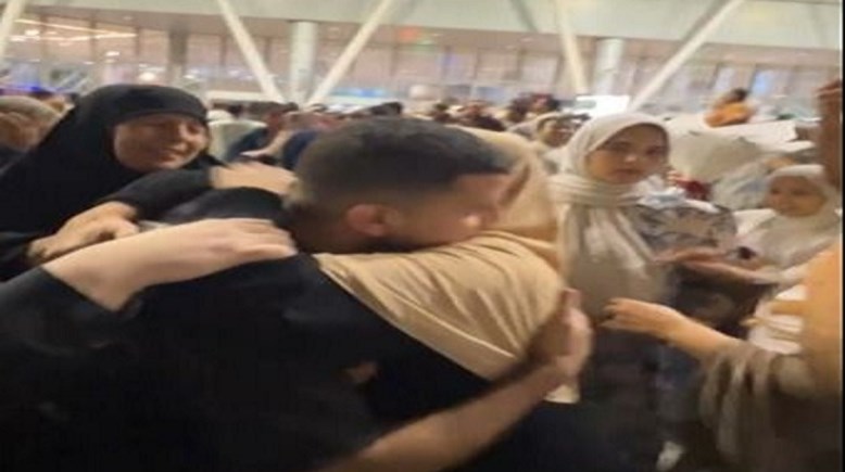 لحظة وصول المصريين المحتجزين لأرض الوطن